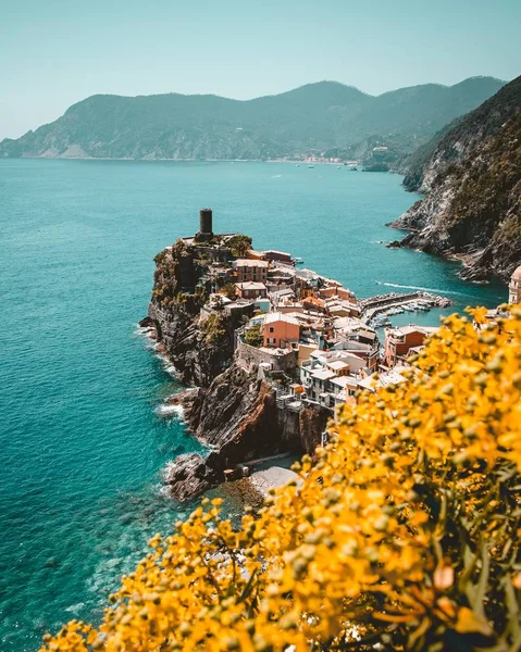Distant vertical shot of Cinque Terre in Greece surrounded with water — 스톡 사진