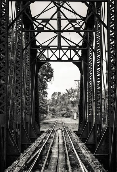 Mooie zwart-wit schot van een spoorlijn op een metalen brug — Stockfoto