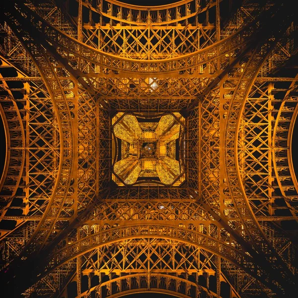 La straordinaria struttura simmetrica dell'architettura della Torre Eiffel scattata dal basso — Foto Stock