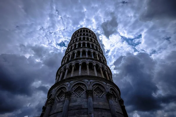 Captura de ángulo bajo de la torre de Pisa con el cielo nublado en el fondo — Foto de Stock