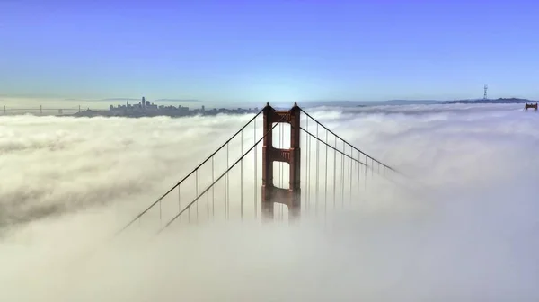 Una Hermosa Toma Aérea Parte Superior Puente Rodeado Nubes Cielo — Foto de Stock
