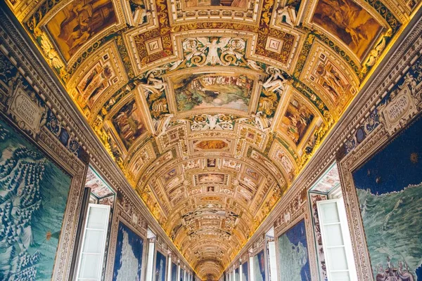 Baixo ângulo de largura do teto dos Museus do Vaticano na cidade do Vaticano — Fotografia de Stock