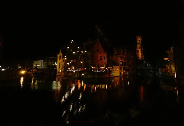 Schöne Aufnahme von Gebäuden mit beleuchteten Lichtern in der Nähe des Wassers in der Nacht — Stockfoto