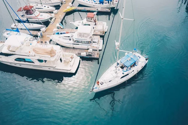 Een Witte Boot Die Jachthaven Verlaat Vaart Het Water — Stockfoto