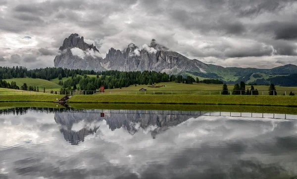 Beau Cliché Lac Avec Forêt Montagnes Avec Réflexion Dans Eau — Photo