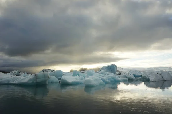 Vackert skott av en sjö fylld med is och en vacker himmel — Stockfoto