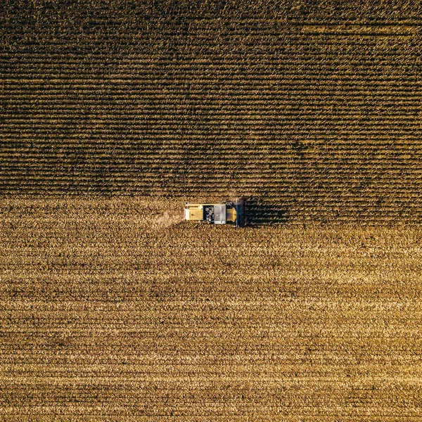 Ciągnik Polu Rolnym Strzał Góry Dronem — Zdjęcie stockowe