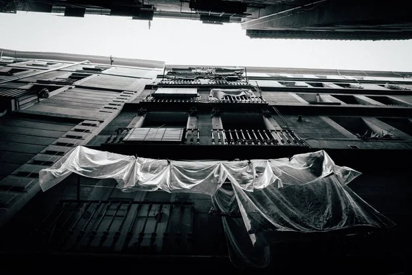 Vue en angle bas d'un immeuble avec balcons en noir et blanc — Photo