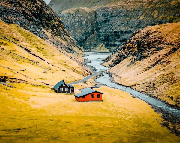 Mooie foto van een geweldig natuurlijk landschap met enkele kleine huizen in het midden — Stockfoto