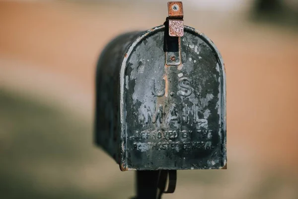 Bulanık arka planlı eski paslı posta kutusunun kapatılması — Stok fotoğraf