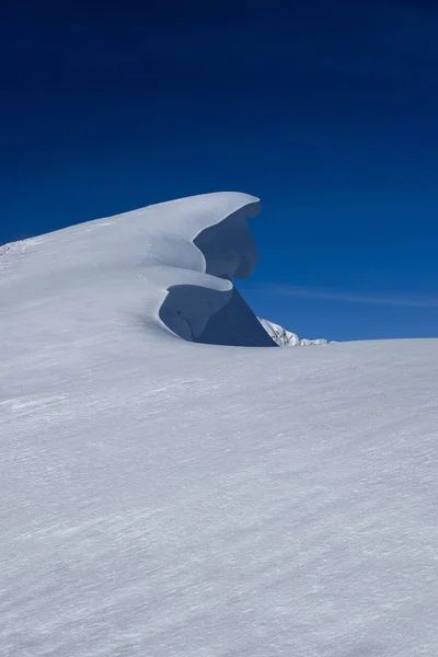 Indah pemandangan yang jelas putih bersalju gunung-gunung dan bukit — Stok Foto