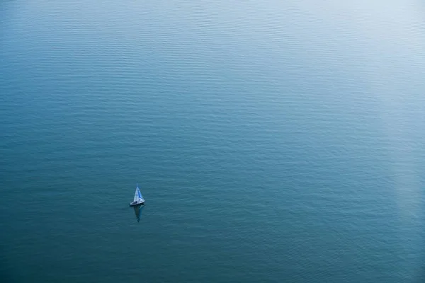 Een Luchtfoto Van Prachtige Blauwe Oceaan Met Een Kleine Boot — Stockfoto