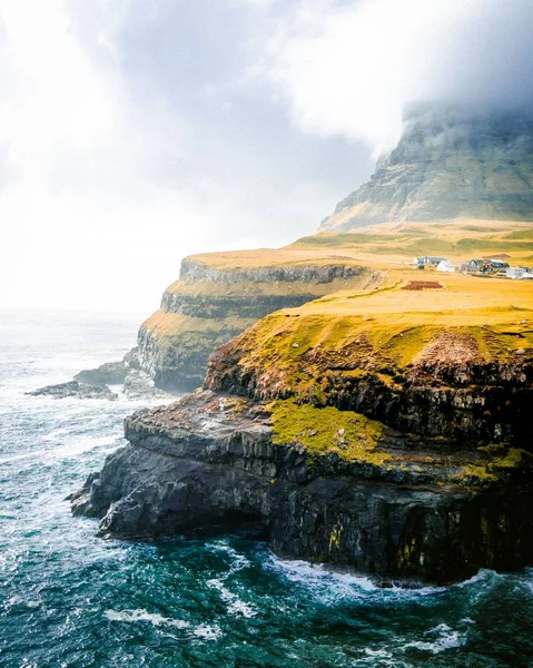 Smukt Skud Grønne Bjerge Havet Med Overskyet Himmel - Stock-foto