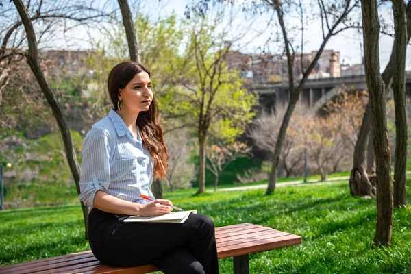 Chica estudiando en un parque — Foto de Stock