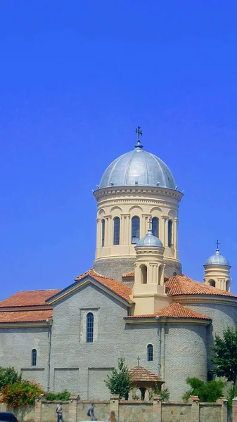 Gori, Gürcistan 'daki bir kilisenin dikey çekimi — Stok fotoğraf