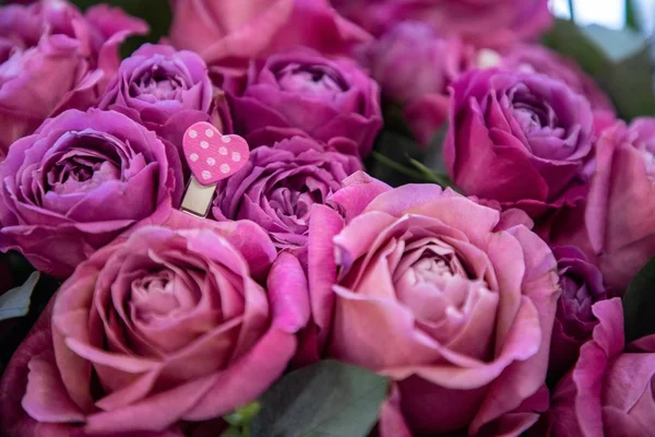 Gyönyörű rózsák rózsaszín szívvel — Stock Fotó