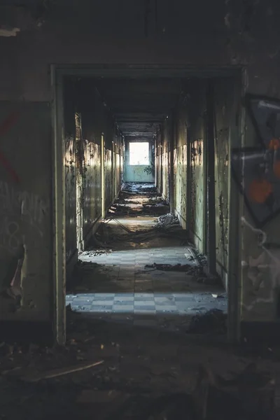 Fotografía en interiores de una antigua instalación abandonada en una ciudad suburbana —  Fotos de Stock