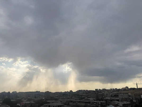 Grande Plano Nuvens Cinzentas Sobre Uma Pequena Cidade Suburbana — Fotografia de Stock