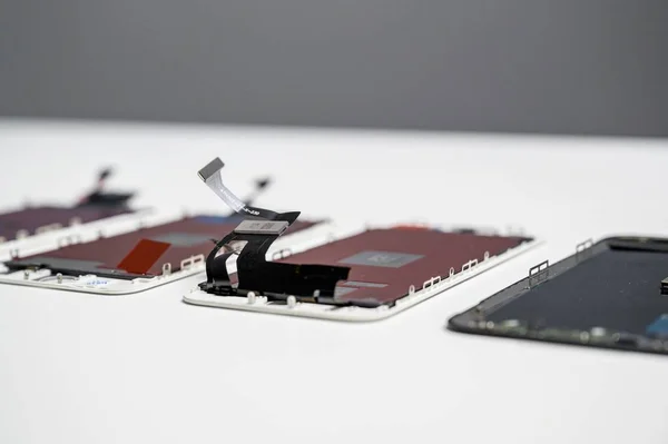 Крупный план мобильных смартфонов в процессе ремонта — стоковое фото