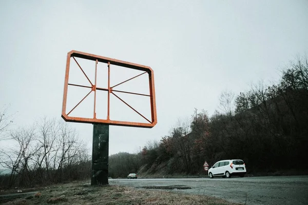 Порожня рамка дорожнього знаку з автомобілями на дорозі до Банско — стокове фото