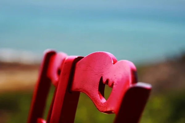 Nahaufnahme von roten Stühlen mit unscharfem natürlichen Hintergrund — Stockfoto