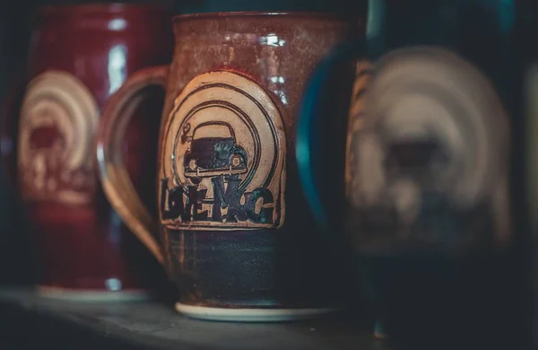 陶瓷棕色啤酒杯的特写镜头 — 图库照片