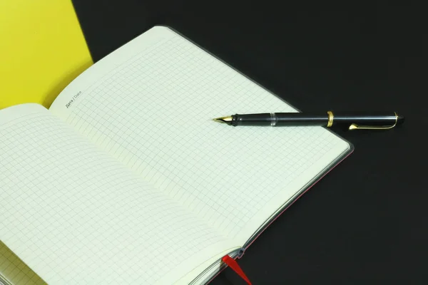 Penna vintage e un quaderno con un nastro rosso — Foto Stock