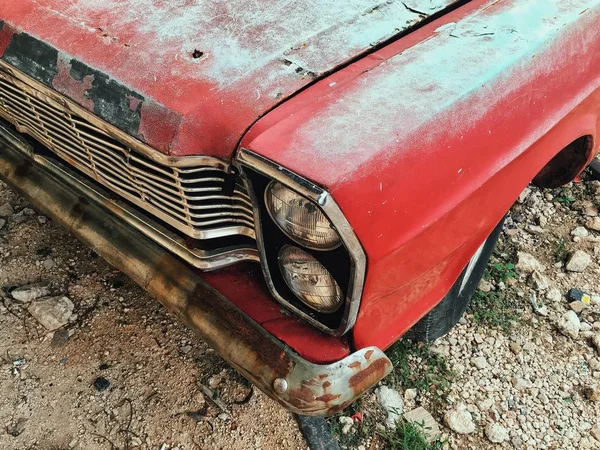 Egy régi piros autó eleje. — Stock Fotó