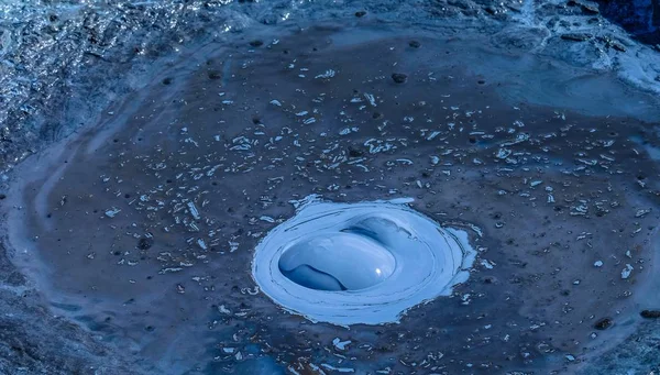 Close-up shot van een blauwe verf bubbel op water — Stockfoto