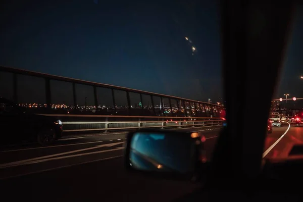 Autobahnraststätte nachts aus dem Auto heraus beschossen — Stockfoto