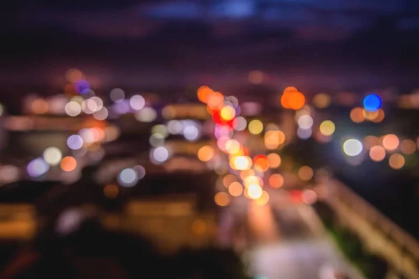 Wazig uit beeld van de lichten in de stad in de nacht — Stockfoto