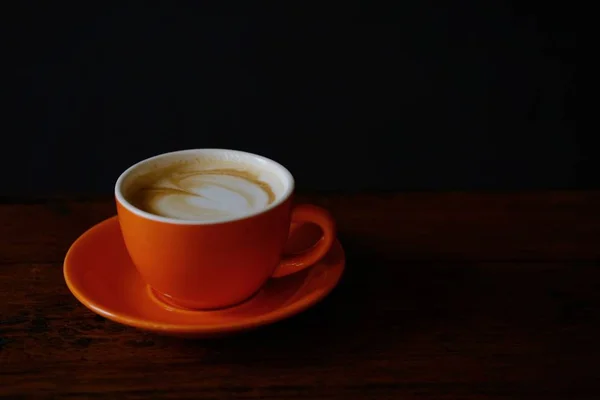 Een kopje goed gemaakte latte met kunst op schuim — Stockfoto