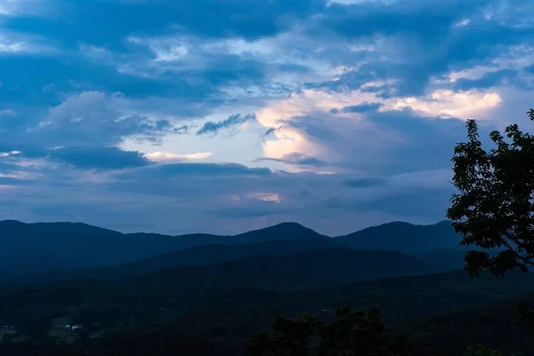 Belo tiro de montanhas e colinas com nuvens de tirar o fôlego no céu — Fotografia de Stock