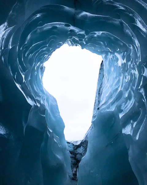 Aşağıdan buzlu bir delik. — Stok fotoğraf