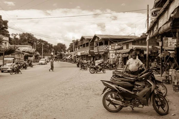 Mercado birmanês Nyaung-U, com barracas vendendo itens diferentes, perto de Bagan, Myanmar . — Fotografia de Stock