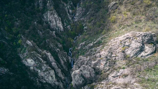 Rotsachtige bergen en heuvels neergeschoten van bovenaf — Stockfoto