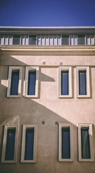 Windows of vintage building — Stock Photo, Image