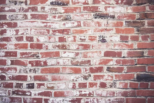 摇摇欲坠的风化砖墙背景 — 图库照片