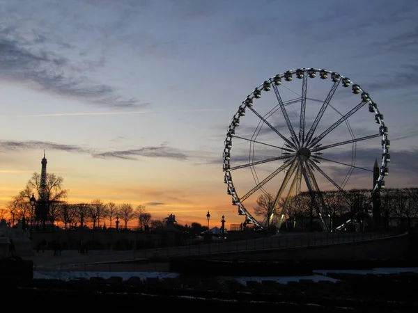 Riesenrad im Park bei Sonnenuntergang — Stockfoto