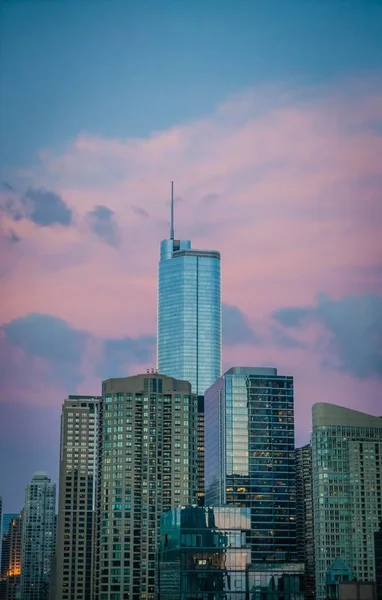 Arranha-céu alto edifício de negócios em Chicago, EUA, com belas nuvens rosa no céu azul — Fotografia de Stock