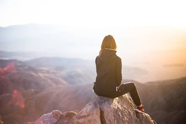 Una Mujer Sentada Cima Una Montaña Amanecer —  Fotos de Stock