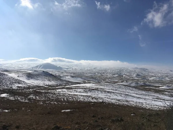 Güzel alanlar kar ve arka planda inanılmaz bulutlu gökyüzü ile kaplı — Stok fotoğraf