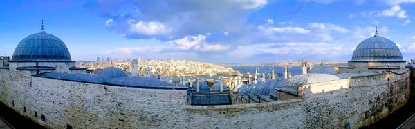 Panoramische foto van een stad in Istanboel op een zonnige dag — Stockfoto