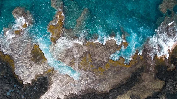 岩の多い海岸線を持つ海の空中オーバーヘッドショット — ストック写真