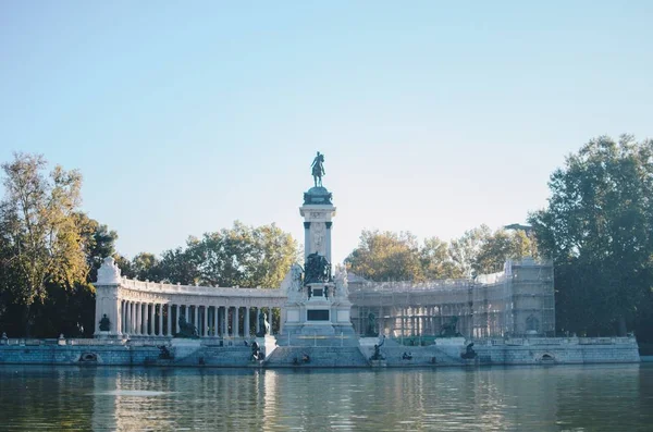 Standbeeld en een groot architectonisch stuk in Parque del Retiro, Madrid — Stockfoto