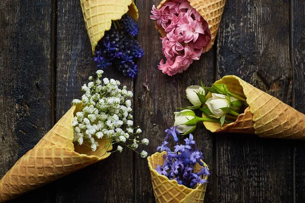 Vafle na zmrzlinu s květinami — Stock fotografie