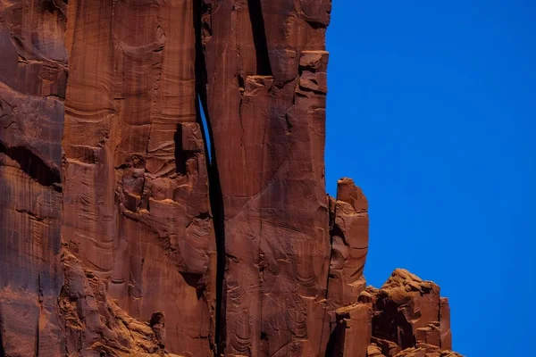 Gros plan de gros rochers désertiques avec un ciel bleu clair en arrière-plan — Photo