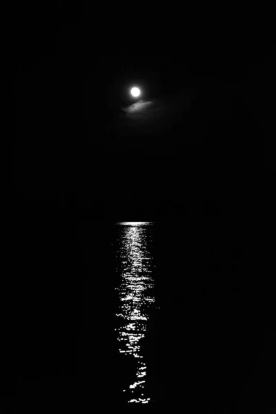 Foto vertical de la hermosa luna llena y el reflejo en el río —  Fotos de Stock