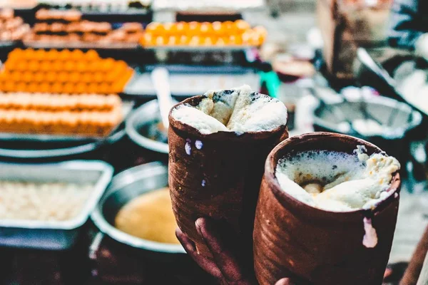 Dos cerámicas llenas de Lasse, una bebida tradicional de yogur indio — Foto de Stock
