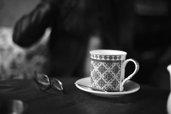 Filiżanka kawy i okulary — Zdjęcie stockowe